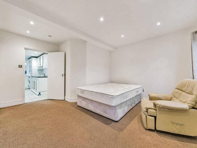 Flat for rent in Ham, Greater London