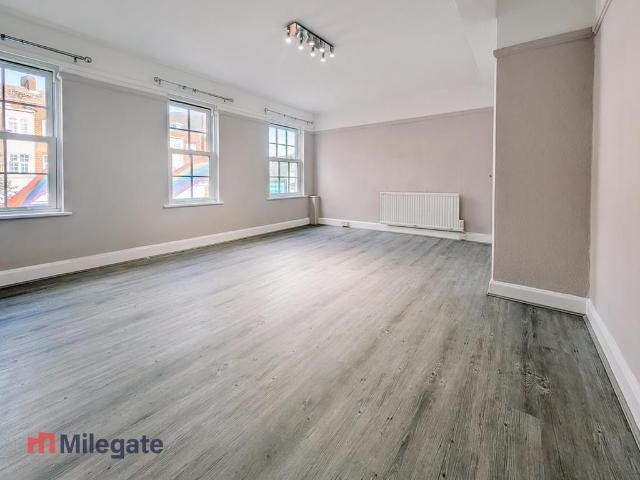 Flat for rent in Lower Halliford, Surrey