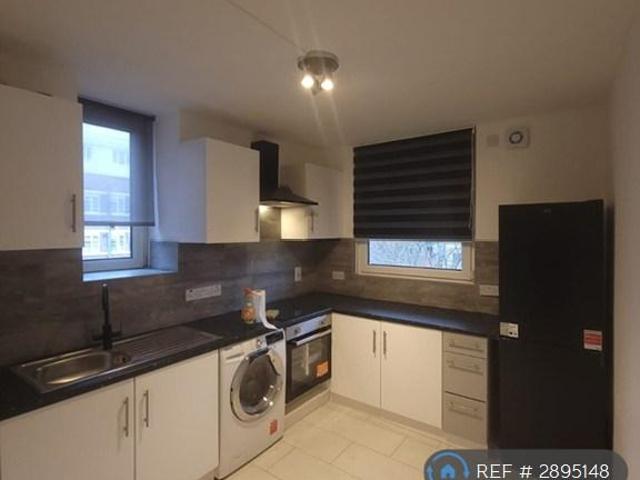 Flat for rent in Poplar Grove, Greater London