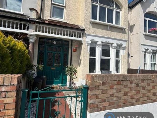 Flat for rent in Southfields, Greater London