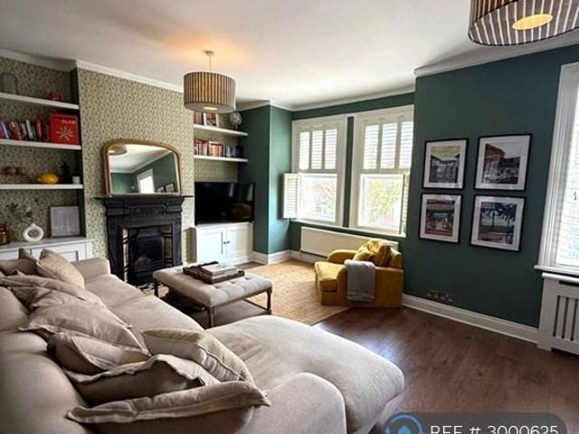 Flat for rent in Summerstown, Greater London