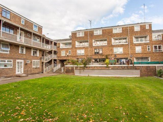 Flat for rent in Poplar Grove, Greater London