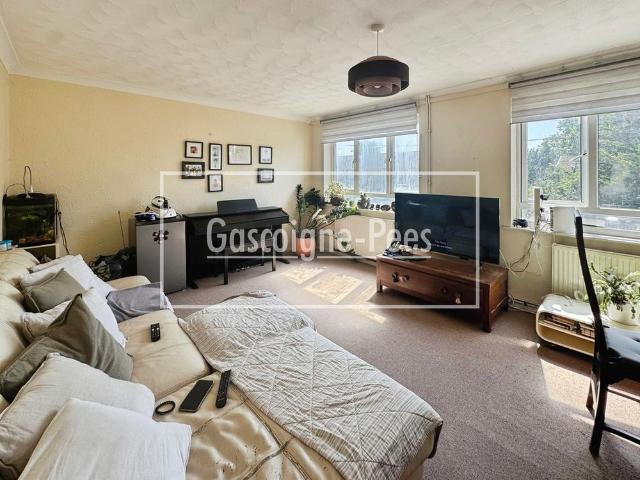 House for rent in Heol-las, Surrey