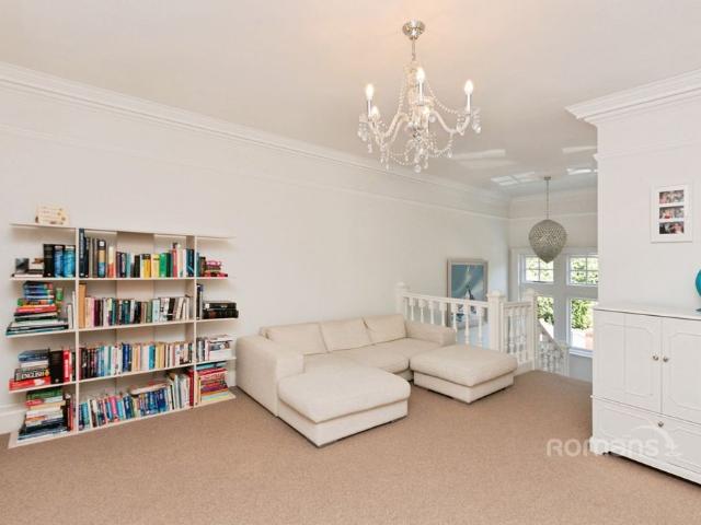 House for rent in Heol-las, Surrey