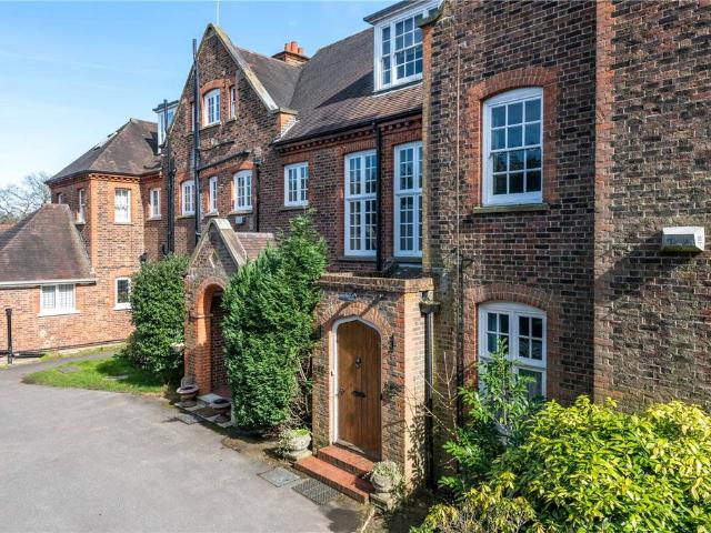 Flat for rent in Blackhills, Surrey
