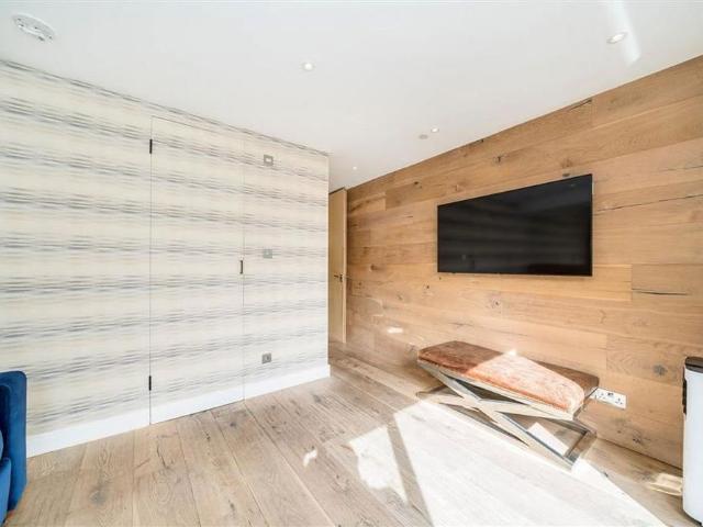 House for rent in Lot's Village, Greater London