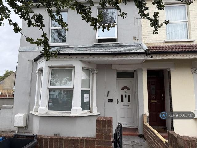 Flat for rent in London Borough of Croydon, Greater London