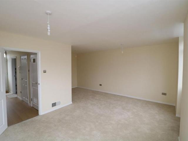 House for rent in Abbey End, Green Close