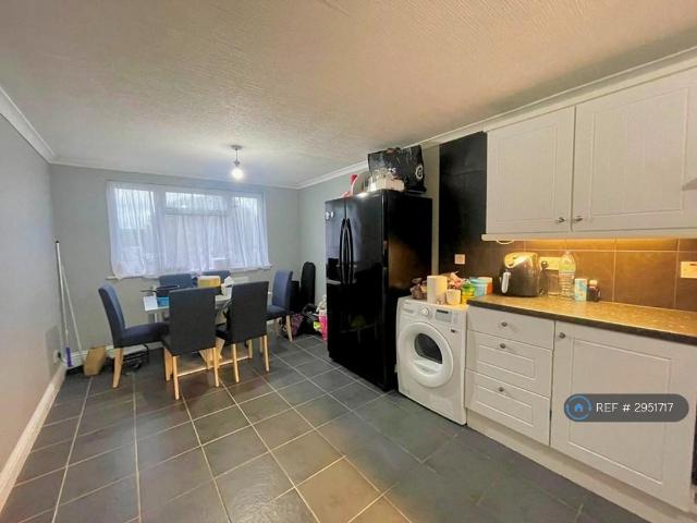 Flat for rent in London Borough of Ealing, Greater London