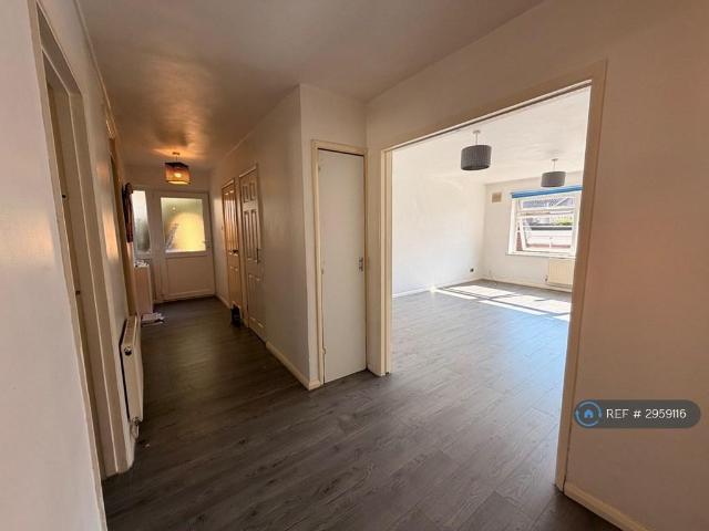 Flat for rent in Little Stanmore, Greater London
