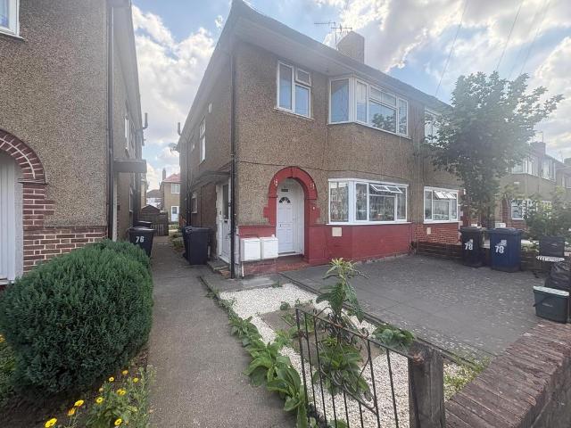 Flat for rent in London Borough of Ealing, Greater London