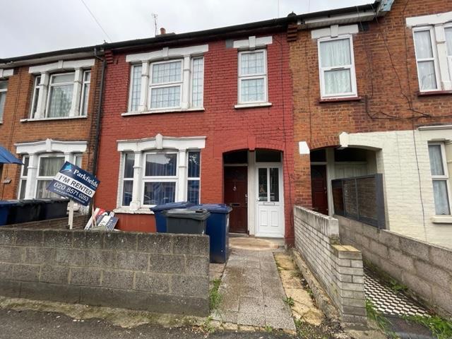 Flat for rent in London Borough of Ealing, Isle Of Man