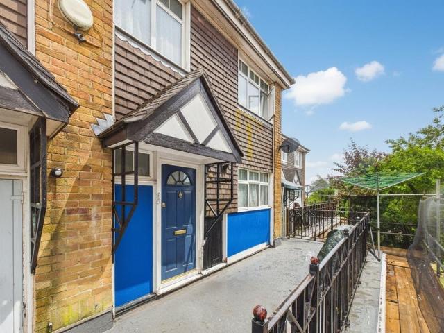 Flat for rent in Upper Hale, Fole