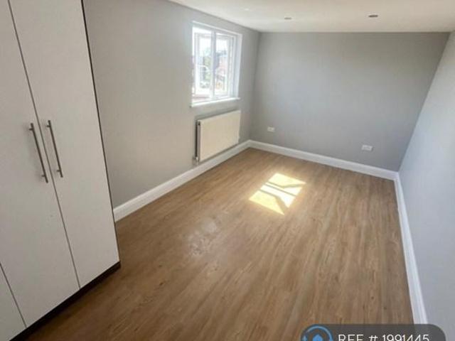 Flat for rent in London Borough of Ealing, Greenford