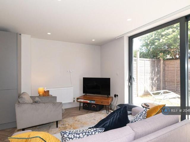 House for rent in London Borough of Merton, Raynes Park