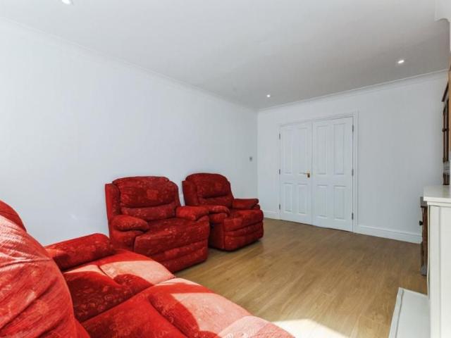 House for rent in Stonecot, Greater London