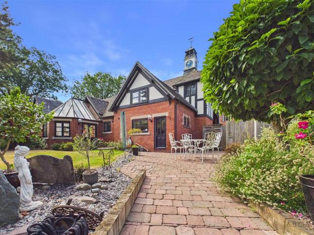 House for sale in Froggatt, East Midlands