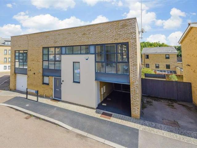 Townhouse for sale in Worcester Park Estate, Monks Orchard