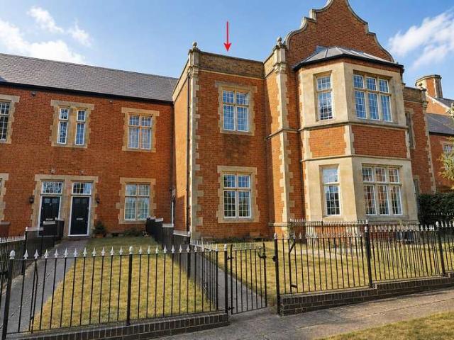 Townhouse for sale in Green Close, Warwickshire
