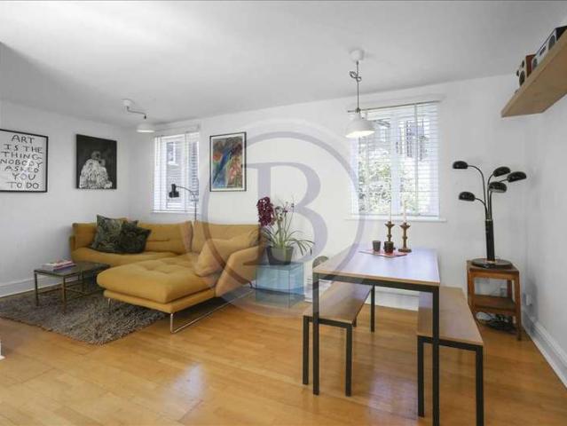 Townhouse for sale in Archway, Greater London