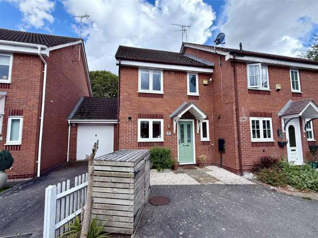 Townhouse for sale in Green Close, Warwickshire