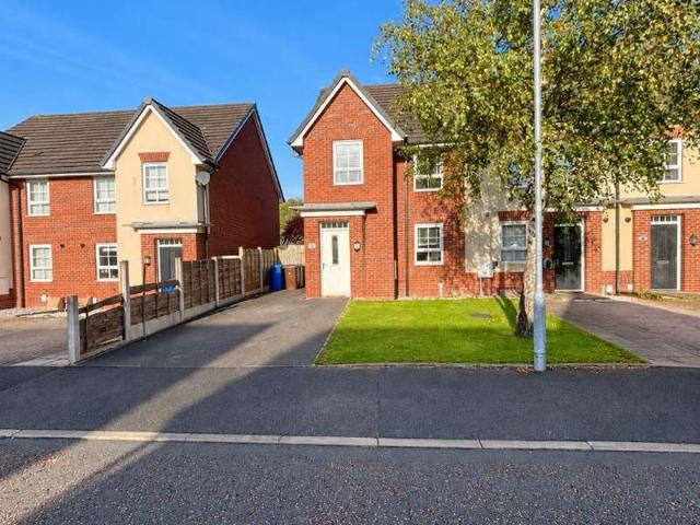 Townhouse for sale in Radcliffe, Bury
