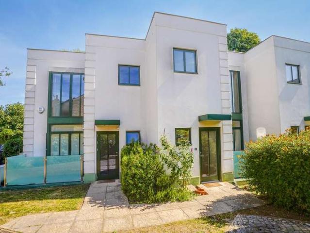 Townhouse for sale in Herne Hill, Greater London