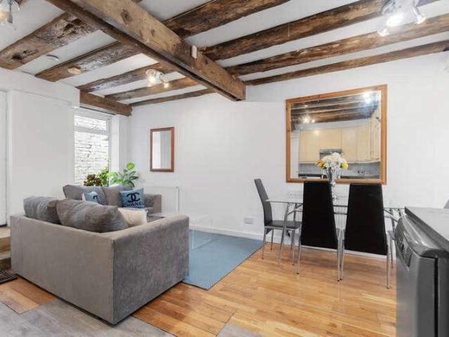 Townhouse for sale in Kilburn, Greater London
