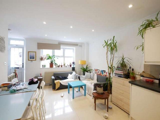 Townhouse for rent in West Hackney, Greater London