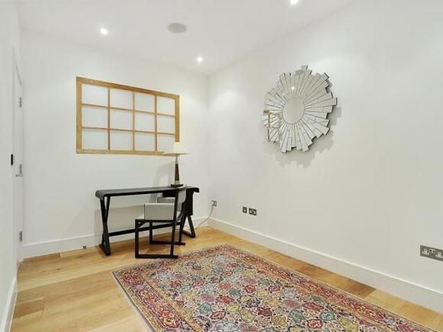 Townhouse for rent in South Kensington, Greater London