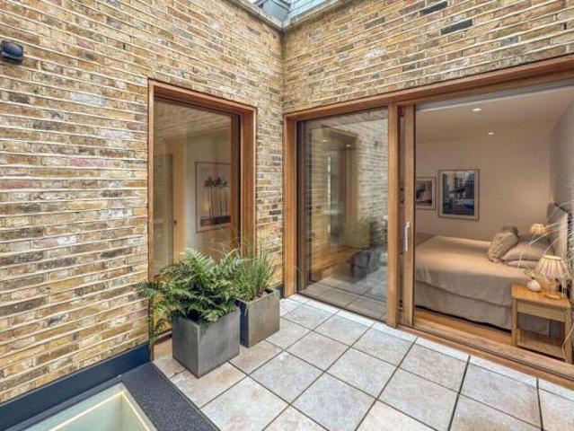 Townhouse for rent in Barton In Fabis, East Midlands