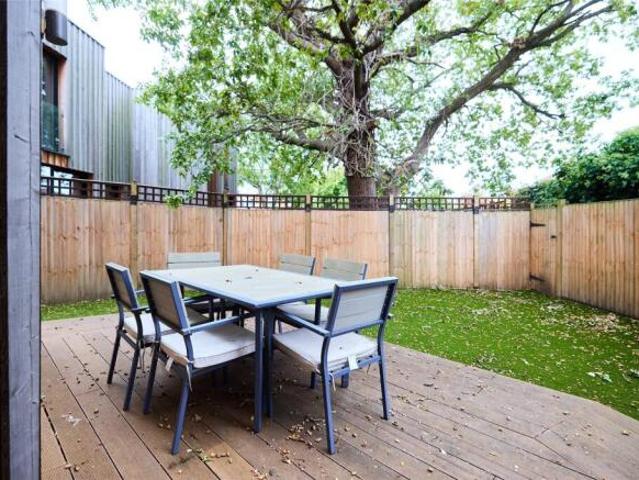 Townhouse for rent in Cat Hill