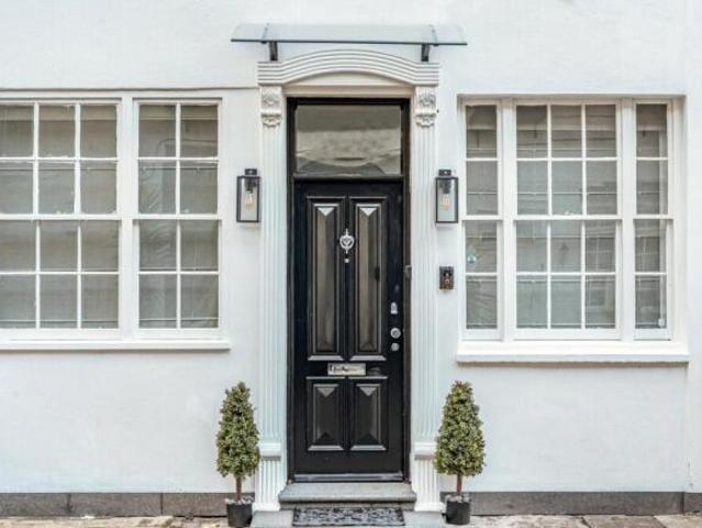 Townhouse for rent in Cat Hill, England