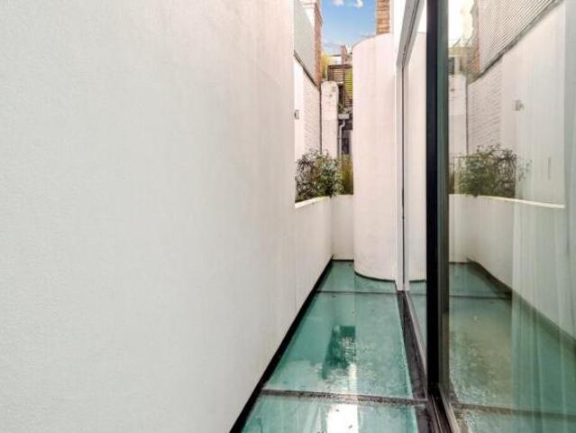 Townhouse for rent in South Kensington, Greater London