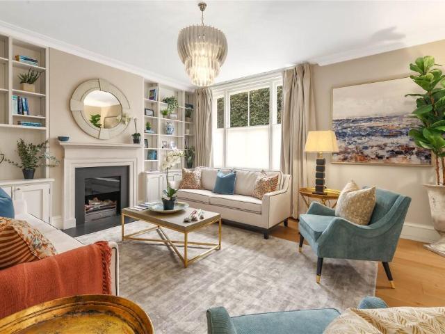 Townhouse for rent in Knightsbridge