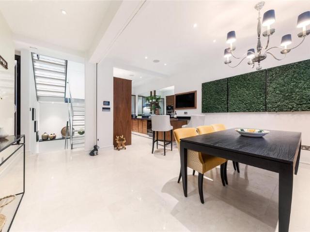 Townhouse for rent in Knightsbridge