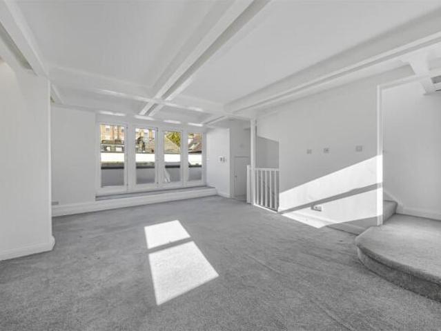Townhouse for rent in Hampstead, Greater London