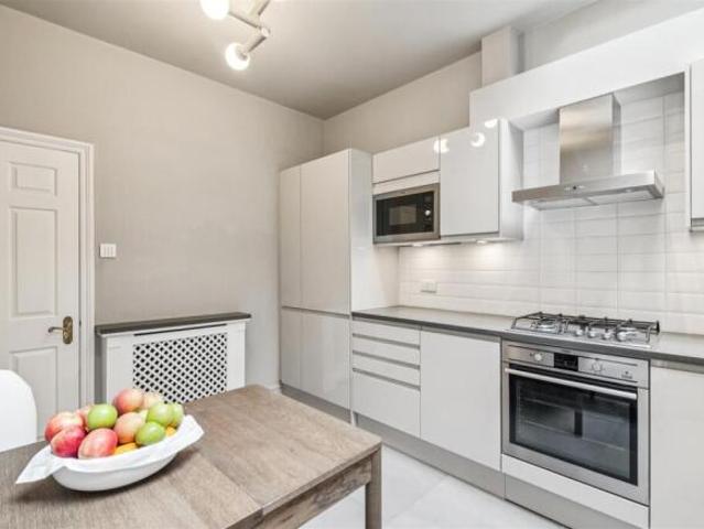 Townhouse for rent in Knightsbridge, Greater London