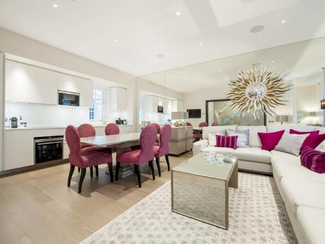 Townhouse for rent in Knightsbridge