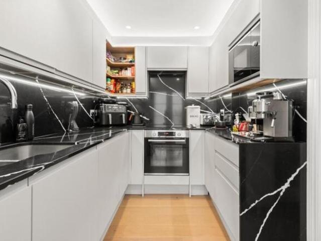 Townhouse for rent in South Kensington, Greater London