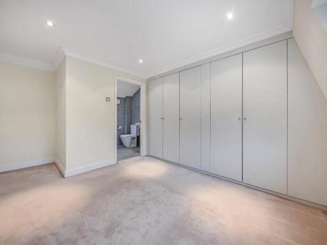 Townhouse for rent in Cat Hill, England