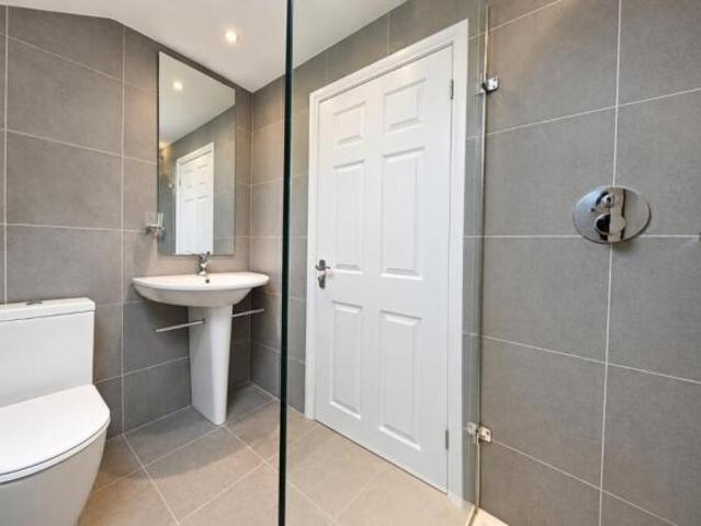 Townhouse for rent in Cat Hill, England