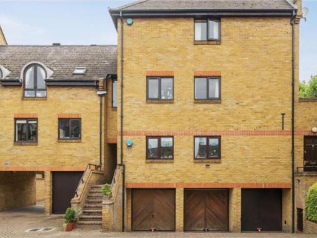Townhouse for rent in Cat Hill