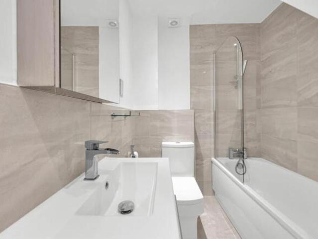 Townhouse for rent in London Borough of Tower Hamlets, Greater London