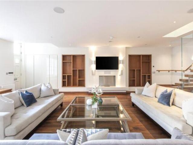 Townhouse for rent in Knightsbridge, Greater London