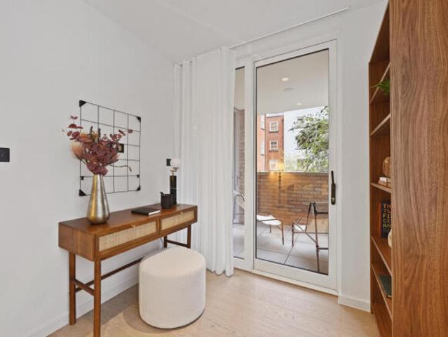 Townhouse for sale in Cat Hill, England