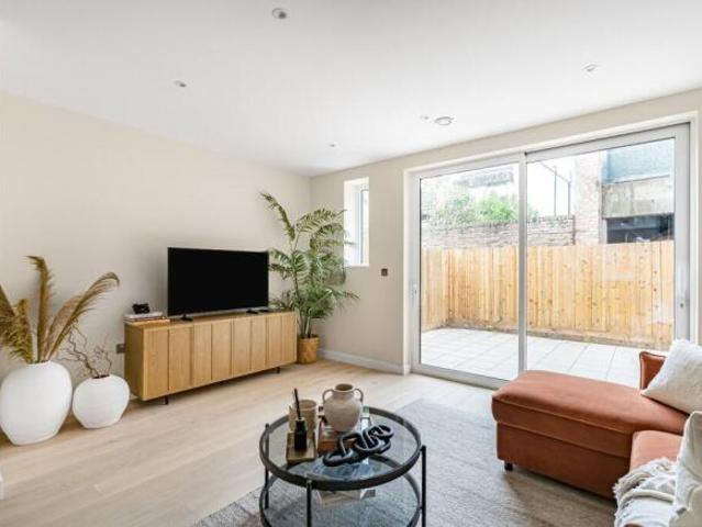Townhouse for sale in Green Close, Warwickshire