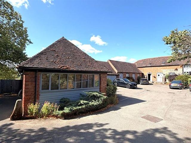 Apartment for rent in Hampton on the Hill, Green Close