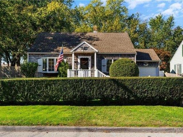 House for sale in Middletown, Newport County