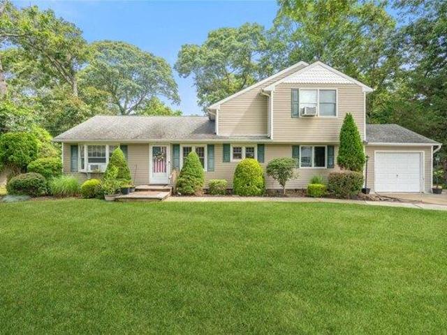 House for sale in Moriches